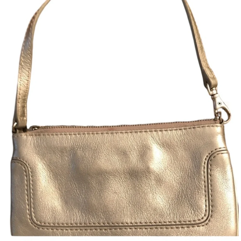 𝅺Micheal Kors silver metallic leather wristlet